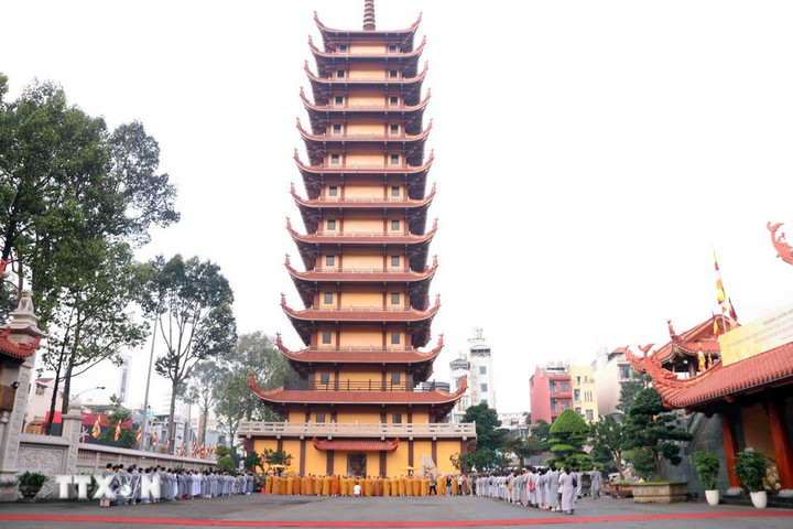 Xá lợi Trái tim Bồ tát Thích Quảng Đức được an vị vĩnh viễn tại tòa tháp Đa Bảo, trong khuôn viên Việt Nam Quốc tự. (Ảnh: Xuân Khu/TTXVN)