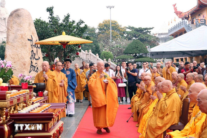 Đại lão Hòa thượng Thích Trí Quảng, Pháp chủ Giáo hội Phật giáo Việt Nam thực hiện nghi thức truyền thống của lễ an vị Xá lợi Trái tim Bồ- tát Thích Quảng Đức. (Ảnh: Xuân Khu/TTXVN)