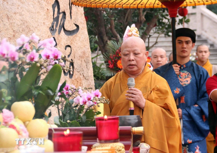 Hòa thượng Thích Lệ Trang, Phó Chủ tịch Hội đồng Trị sự Giáo hội Phật giáo Việt Nam, Trưởng ban Nghi lễ Trung ương, Trưởng Ban Trị sự Giáo hội Phật giáo Việt Nam Thành phố Hồ Chí Minh điều phối nghi lễ truyền thống an vị Xá lợi Trái tim Bồ tát Thích Quảng Đức. (Ảnh: Xuân Khu/TTXVN)