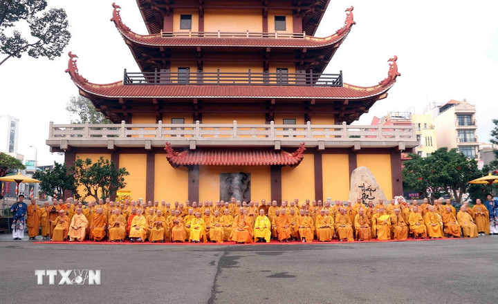 Đại lão hòa thượng Thích Trí Quảng, Pháp chủ Giáo hội Phật giáo Việt Nam cùng các chư tôn đức trưởng lão hòa thượng Hội đồng Chứng minh, Hội đồng Trị sự Giáo hội Phật giáo Việt Nam quang lâm chứng minh buổi lễ. (Ảnh: Xuân Khu/TTXVN)