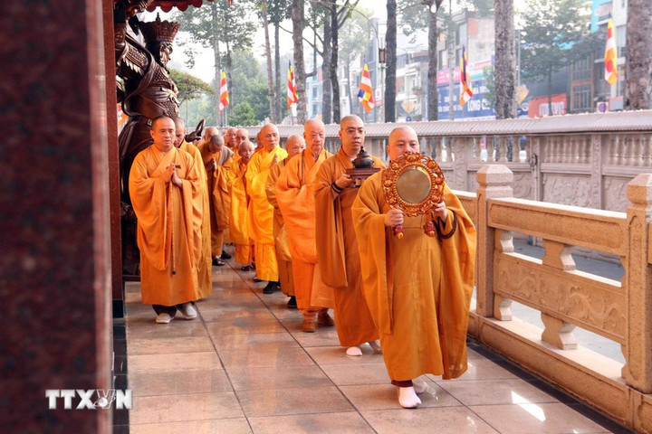 Nghi thức truyền thống an vị xá lợi Trái tim Bồ tát Thích Quảng Đức tại tháp Đa Bảo trong khuôn viên Việt Nam Quốc tự. (Ảnh: Xuân Khu/TTXVN)