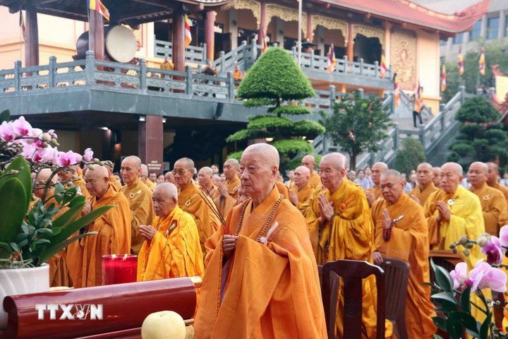 Đại lão Hòa thượng Thích Trí Quảng, Pháp chủ Giáo hội Phật giáo Việt Nam cùng các chư tôn đức trưởng lão Hòa thượng Hội đồng Chứng minh, Hội đồng Trị sự Giáo hội Phật giáo Việt Nam kính cẩn dâng hương cầu nguyện. (Ảnh: Xuân Khu/TTXVN)