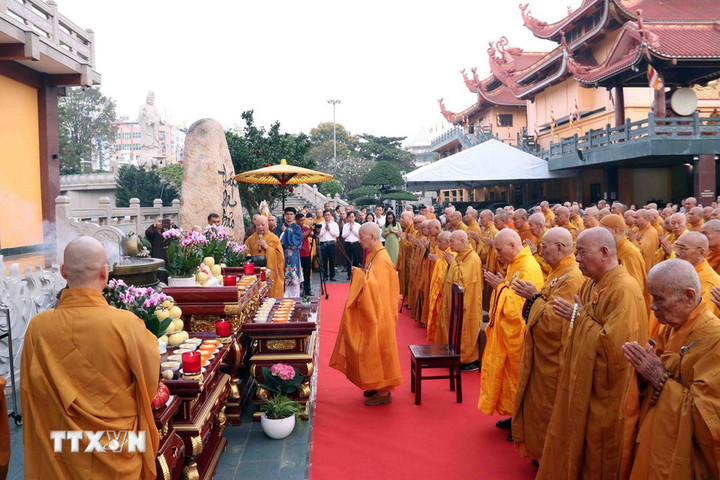 Đại lão Hòa thượng Thích Trí Quảng, Pháp chủ Giáo hội Phật giáo Việt Nam cùng các chư tôn đức trưởng lão Hòa thượng Hội đồng Chứng minh, Hội đồng Trị sự Giáo hội Phật giáo Việt Nam quang lâm chứng minh buổi lễ. (Ảnh: Xuân Khu/TTXVN)