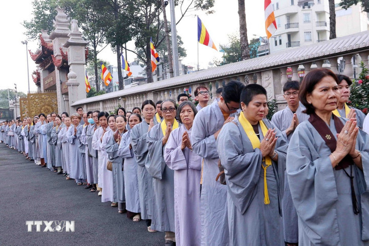 Đông đảo Phật tử tại Thành phố Hồ Chí Minh tham dự buổi lễ. (Ảnh: Xuân Khu/TTXVN)