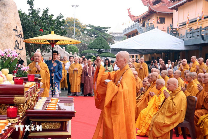 Đại lão Hòa thượng Thích Trí Quảng, Pháp chủ Giáo hội Phật giáo Việt Nam thực hiện nghi thức truyền thống của lễ an vị Xá lợi Trái tim Bồ tát Thích Quảng Đức. (Ảnh: Xuân Khu/TTXVN)