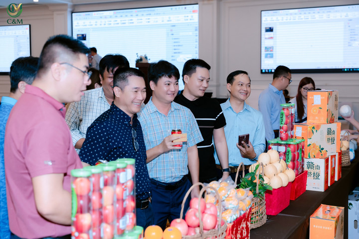 Các đại biểu tham quan không gian trưng bày sản phẩm tại Hội nghị.