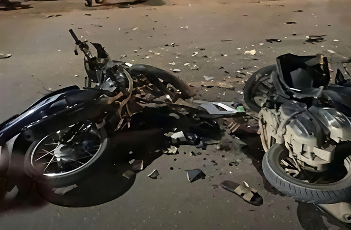 Hai xe biến dạng hoàn toàn sau khi tông vào nhau. (Ảnh: Hoàng Vân)