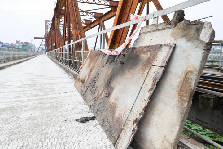 Các tấm thép nối mặt cầu Long Biên cũng được thay thế, đồng thời hệ thống máng thoát nước bằng thép cũng được lắp mới trong đợt sửa chữa này.