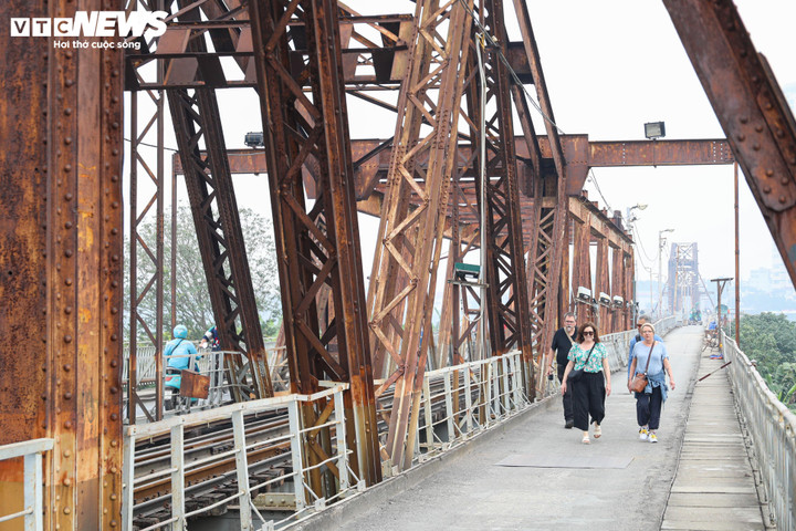 Du khách nước ngoài thích thú chiêm ngưỡng diện mạo mới của cầu Long Biên.