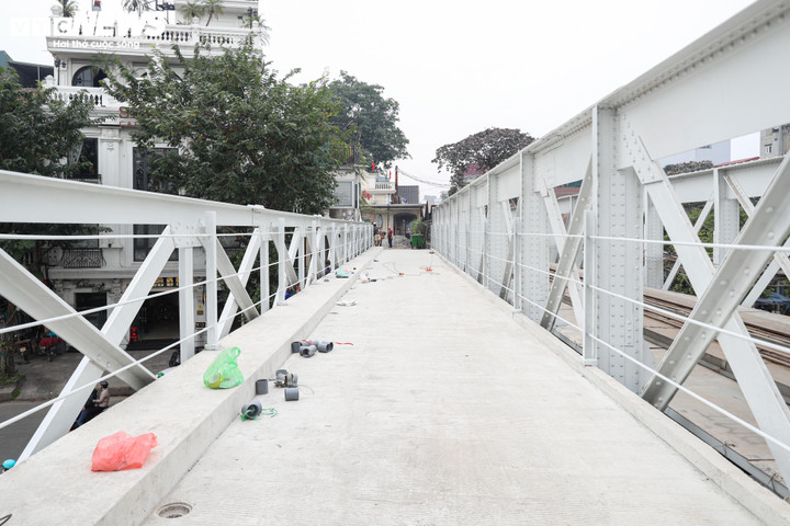 Theo ghi nhận của PV Báo Điện tử VTC News, các hạng mục sửa chữa đang được gấp rút hoàn thiện, diện mạo mới của cầu Long Biên dần lộ rõ.