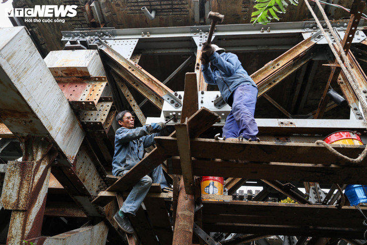 Những đinh vít cũ, hư hỏng được công nhân tháo dỡ, thay mới.