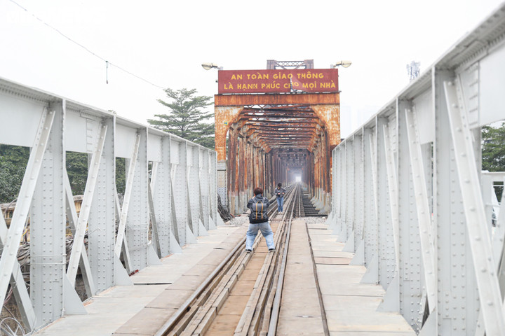 Trong 61 ngày sửa chữa (từ 1/11 đến 31/12), cơ quan chức năng cấm toàn bộ làn đường dành cho xe thô sơ qua cầu Long Biên theo hướng từ phường Bồ Đề sang phường Hoàn Kiếm. Điều này khiến xe máy dồn sang cầu Chương Dương và cầu Vĩnh Tuy, gây ùn tắc vào các khung giờ cao điểm sáng, chiều. Khi cầu Long Biên hoàn thành sửa chữa, áp lực giao thông trên hai cầu này sẽ được giảm bớt.