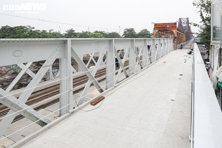 Hiện cây cầu đang được sửa chữa, trùng tu. Việc thi công cầu Long Biên thuộc dự án sửa chữa định kỳ cầu Trần Nhật Duật tại Km2+215, tuyến đường sắt Hà Nội – Đồng Đăng, triển khai từ ngày 1/11 đến 31/12.