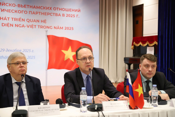 Đại sứ Nga tại Việt Nam Bezdetko Gennady Stepanovich phát biểu trong buổi họp báo.