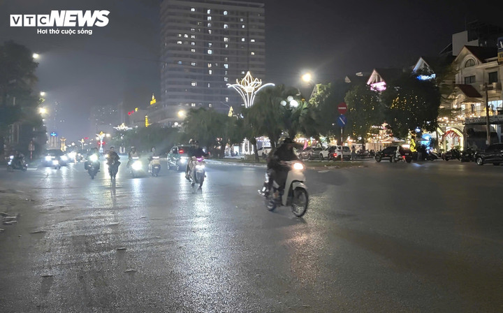 Tình trạng thanh thiếu niên điều khiển phương tiện chạy tốc độ cao, lạng lách, đánh võng vẫn thường xuyên xảy ra tại các tuyến phố trung tâm.