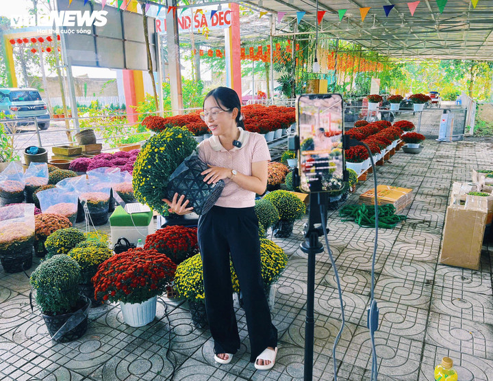 Chị Bùi Thị Tươi livestream giới thiệu hoa kiểng Tết ngay tại vườn nhà ở Sa Đéc.