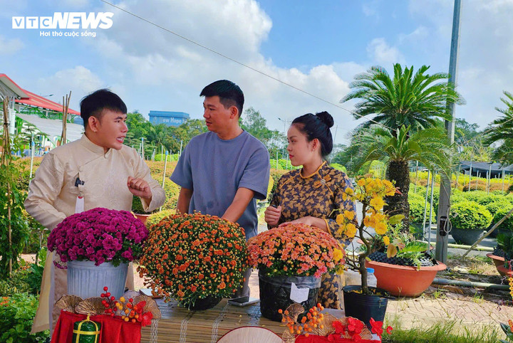 Các phiên livestream bán hoa kiểng thu hút đông đảo người xem trong khuôn khổ Festival Hoa – Kiểng Sa Đéc lần thứ II.