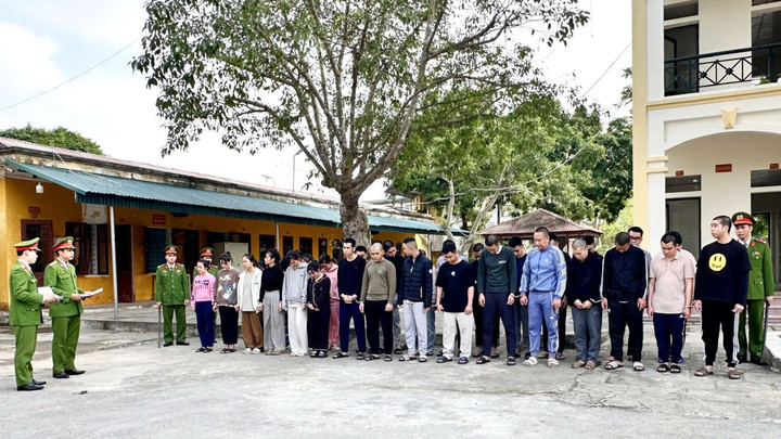 Những kẻ trong đường dây lừa đảo vừa bị Công an tỉnh Thanh Hoá triệt phá, bắt giữ. (Ảnh: Công an Thanh Hoá)