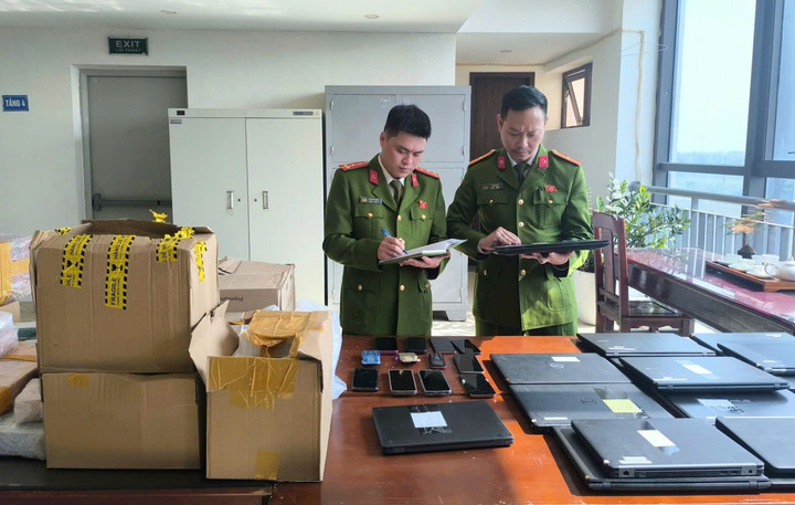 Cơ quan công an thu giữ nhiều máy tính xách tay, tang vật của vụ án để phục vụ công tác điều tra. (Ảnh: Công an Thanh Hoá)
