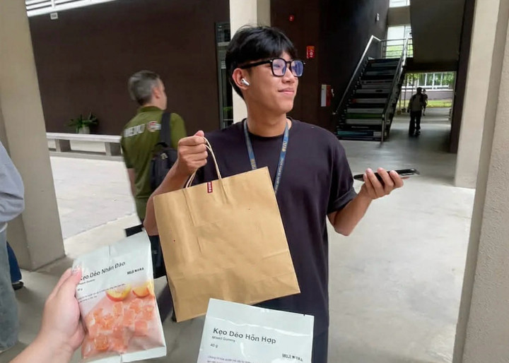 Chàng trai đi quanh trường đại học tặng kẹo cho người lạ chỉ vì một lý do - 2