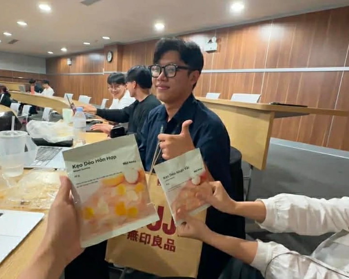 Chàng trai đi quanh trường đại học tặng kẹo cho người lạ chỉ vì một lý do - 3