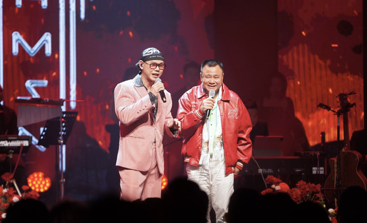 Phan Đinh Tùng và NSND Tự Long trên sân khấu.