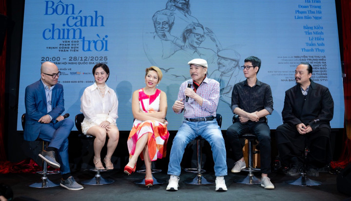 Các nghệ sĩ và ban tổ chức xuất hiện tại buổi công bố đêm nhạc.