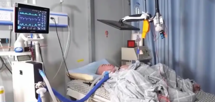 Li Xia bị bại liệt, phải phụ thuộc vào máy thở để duy trì sự sống. (Nguồn: