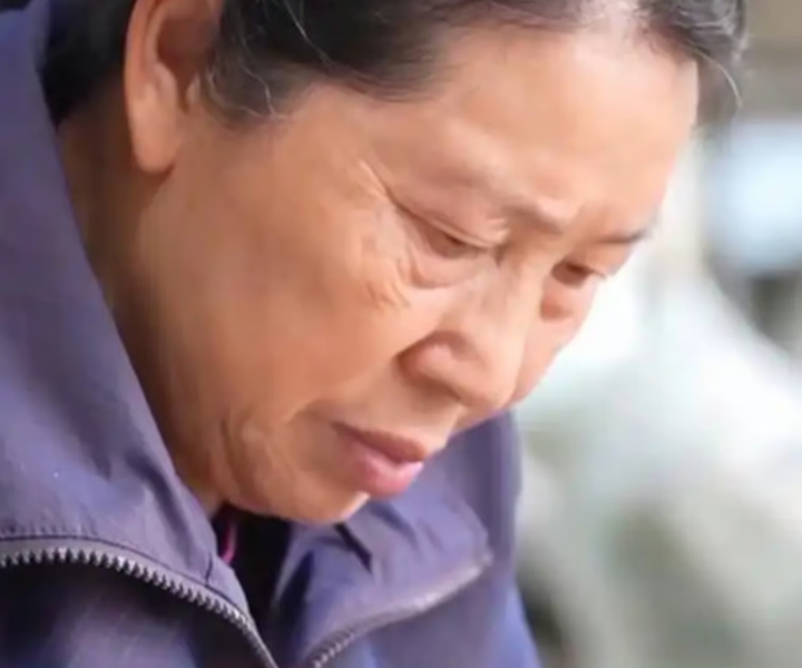 Bà Wu Dimei, người đồng hành cùng con trai bại liệt khởi nghiệp thành công. (Nguồn: CCTV)