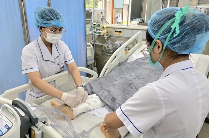 Bệnh nhân được chăm sóc, theo dõi sát sao tại Bệnh viện Bạch Mai. (Ảnh: Nguyên Hà)