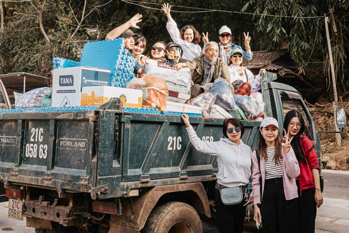 Các thành viên nhóm Bếp Củi trên chuyến xe thiện nguyện cùng quần áo, chăn, đệm, bánh kẹo, đồ dùng học tập và vật dụng sinh hoạt. (Ảnh: N.Q.T.)