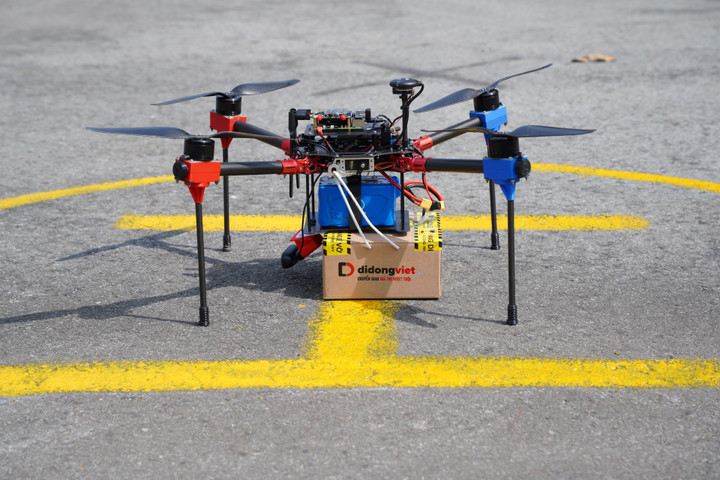 UAV chở theo các gói hàng nhỏ giao đến điểm nhận. (Ảnh: Đại Việt)