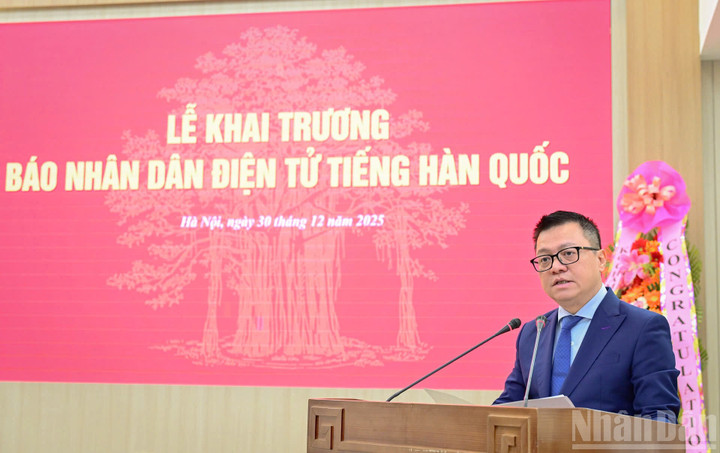 Ông Lê Quốc Minh, Ủy viên Trung ương Đảng, Tổng Biên tập Báo Nhân Dân, Phó Trưởng Ban Tuyên giáo và Dân vận Trung ương, Chủ tịch Hội Nhà báo Việt Nam phát biểu về những điểm nhấn của trang Nhân Dân điện tử tiếng Hàn Quốc. (Ảnh: Bảo Long)