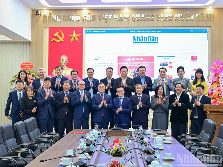 Các đại biểu chụp ảnh lưu niệm tại Lễ khai trương trang Nhân Dân điện tử tiếng Hàn Quốc. (Ảnh: Bảo Long)