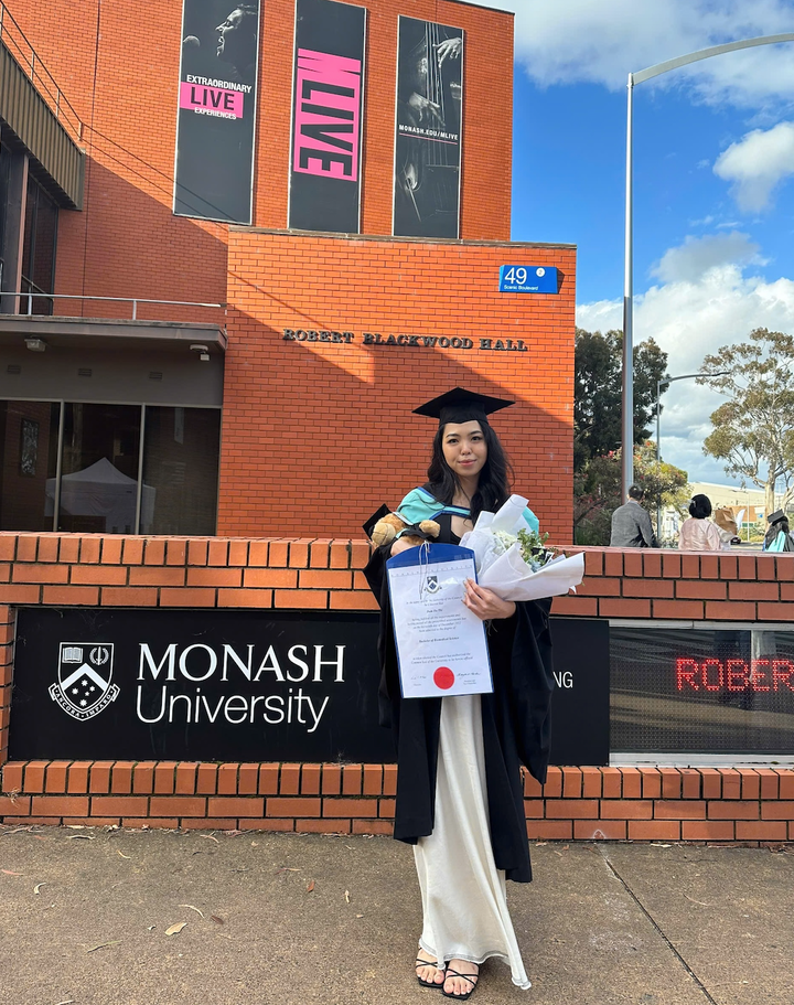 Đàm Hà Thi tốt nghiệp cử nhân ngành Khoa học Y sinh tại Đại học Monash, Úc, hồi tháng 12/2022.