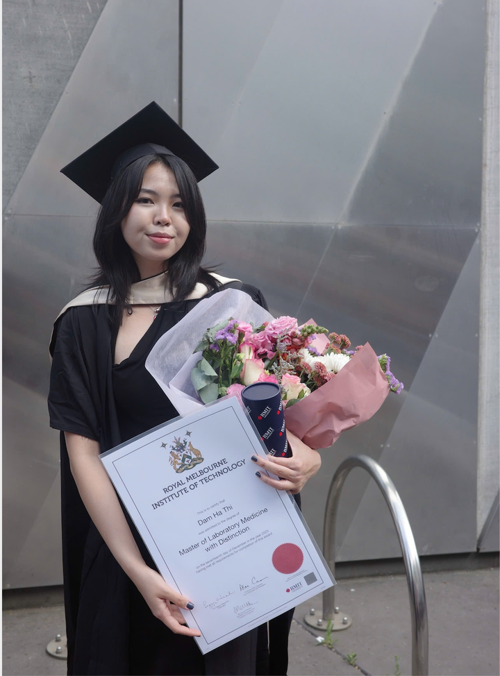 Hà Thi nhận bằng thạc sĩ xếp loại Giỏi ngành Xét nghiệm y khoa, Đại học RMIT, tháng 12/2025.