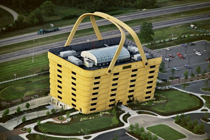 Tòa nhà The Basket Building (Mỹ) được thiết kế bởi Dave Longaberger, một người luôn mơ ước được xây dựng một tòa nhà văn phòng cho công ty của mình hoạt động trong lĩnh vực dịch vụ hành chính. Tòa nhà này được đành giá là một trong những tòa nhà kinh doanh độc nhất trên thế giới.