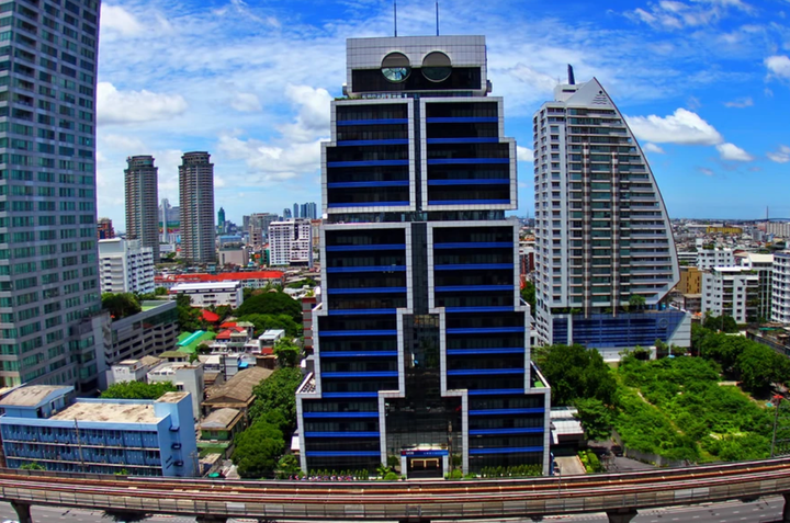 Ngân hàng Á Châu (Bank of Asia) là một trong những công trình gây chú ý tại Bangkok, Thái Lan. Được xây dựng từ năm 1985, tòa nhà nhanh chóng trở thành điểm nhấn kiến trúc nhờ hình dáng độc đáo như một “người máy” - là biểu tượng tân tiến của ngành ngân hàng.