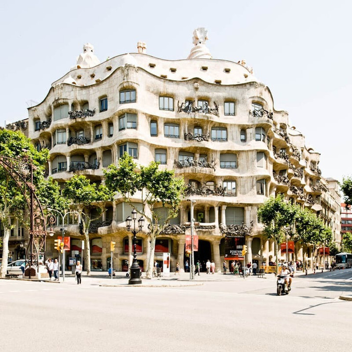 Tòa nhà Casa Mila là một trong những kiệt tác kiến trúc tiêu biểu và thành công nhất của kiến trúc sư Antoni Gaudi (1852 - 1926), trở thành điểm du lịch nổi tiếng tại Barcelona. Đây là bước đột phá và đầy táo bạo của Gaudi trong ngành kiến trúc. Theo nhiều chuyên gia, khó có công trình nào trên thế giới đạt đến mức độ tinh xảo "bậc thầy" như Casa Mila.