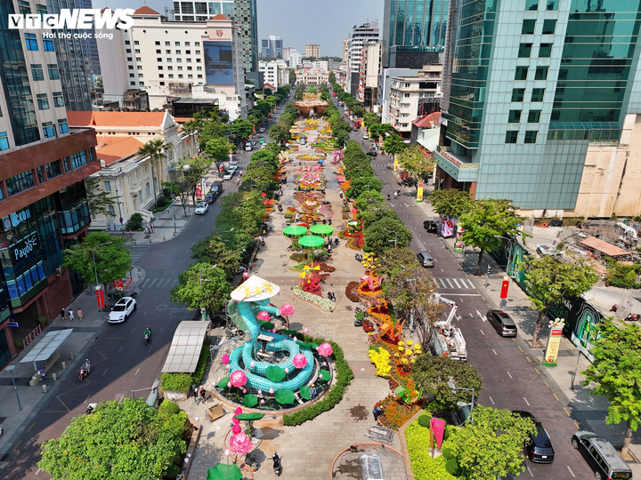 Điểm đến thu hút rất đồng khách dịp Tết Nguyên đán tại TP.HCM là đường hoa Nguyễn Huệ.
