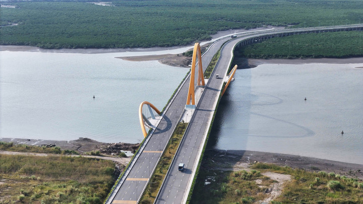 Cầu bắc qua sông Diễn Vọng (vịnh Cửa Lục) có chiều dài hơn 2,6 km, thiết kế 6 làn xe, điểm đầu đấu nối tuyến đường trục chính Khu đô thị FLC và điểm cuối giao với Quốc lộ 279. Từ hai cây cầu này, tỉnh Quảng Ninh đang lên kế hoạch đầu tư tuyến đường ven biển kết nối dọc vịnh Cửa Lục với tổng mức đầu tư trên 5.400 tỷ đồng; tạo động lực thu hút đầu tư phát triển các khu đô thị mới ở khu vực phía Bắc của vịnh Cửa Lục và khai thác hợp lý các tiềm năng, lợi thế về đất đai…