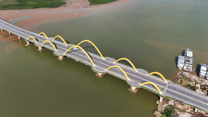 Cầu Tình Yêu, công trình cầu 6 làn xe đầu tiên của Quảng Ninh được triển khai, nối 2 khu vực phía Bắc và Nam của Hạ Long qua vịnh Cửa Lục là dự án giao thông động lực trọng điểm, đồng thời là điểm nhấn quan trọng trong tổng thể kiến trúc, cảnh quan của Hạ Long.