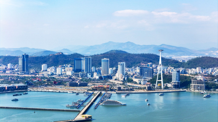 Bức tranh kinh tế năm 2025 của Quảng Ninh nổi lên với gam màu tăng trưởng tươi sáng, toàn diện và bền vững. Tổng sản phẩm trên địa bàn (GRDP) ước tăng 11,89%, mức cao nhất cả nước và cũng là mức tăng trưởng cao nhất của tỉnh trong cả giai đoạn 2021–2025.