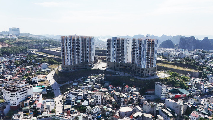 Nhà ở xã hội khu dân cư đồi Ngân hàng là dự án nhà ở xã hội đầu tiên của tỉnh Quảng Ninh được xây dựng tại phường Hà Lầm với tổng mức đầu tư gần 1.400 tỷ đồng. Công trình được hoàn thành năm 2025, đáp ứng mong mỏi về nhà ở và hiện thực hóa ước mơ an cư lạc nghiệp của người lao động.