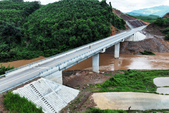 Trên tuyến được thiết kế 4 cầu gồm: Thác Dạ, Thác Chạ, Khe Lũ, Khe Lào.
