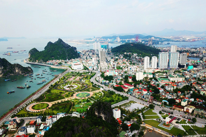 Khép lại năm 2025, Quảng Ninh ghi dấu ấn rõ nét khi tiếp tục khẳng định tầm vóc và vị thế của cực kinh tế trọng điểm phía Bắc và Vùng duyên hải Bắc Bộ với những công trình hạ tầng nổi bật, tạo nền tảng vững chắc cho những mục tiêu cao hơn trong tương lai.