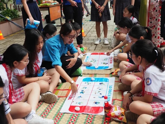 Trò chơi dân gian là một trong những hoạt động vui chơi được tăng cường trong trường học để giảm thời gian học sinh tiếp xúc với thiết bị điện tử. (Ảnh minh họa)