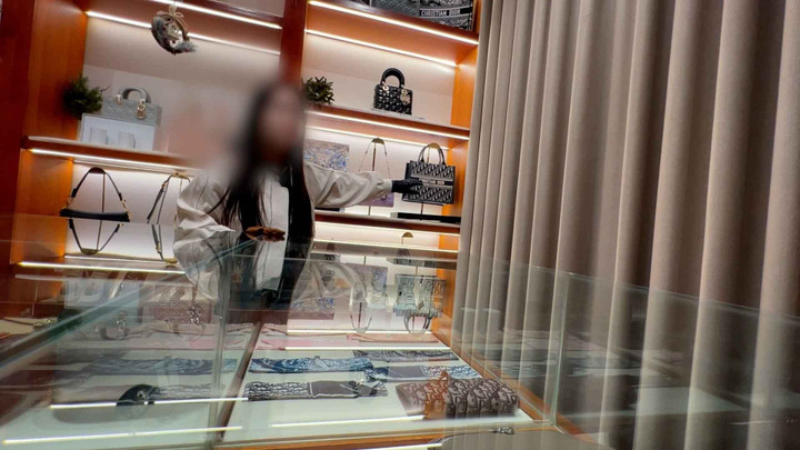 Việc gắn mác “xách tay”, “hàng ngoại”, “giá sốc” cùng hình thức livestream bán hàng liên tục khiến nhiều người tiêu dùng dễ tin tưởng, mua phải hàng kém chất lượng.