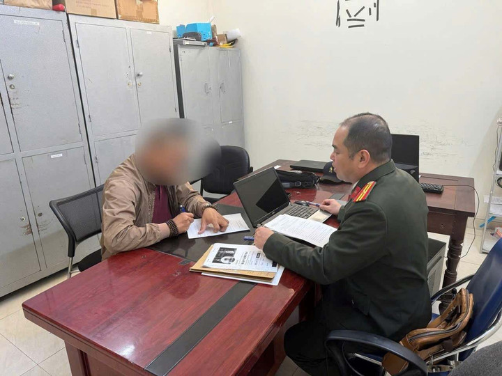 Người đàn ông ở Hải Phòng bị phạt 7,5 triệu đồng vì bình luận, chia sẻ bài viết của bị can Lê Trung Khoa.