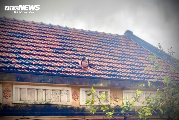 Người dân phía Đông tỉnh Gia Lai gỡ mái nhà, cầu cứu trong lũ lịch sử. (Ảnh: Nguyễn Gia)